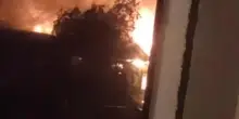Il fuoco lambisce la finestra: vasto incendio dopo violento raid russo a Kharkiv