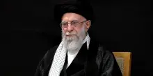 Khamenei riappare in pubblico. Lo accolgono al grido "Leone! Leone!"