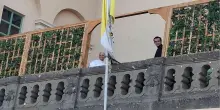 Leone a Castel Gandolfo, l'affaccio dal terrazzo di Villa Barberini. I fedeli gridano "Viva il Papa"