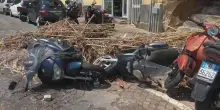 A Napoli, motorini e rami a terra dopo gli allagamenti