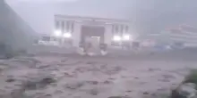 Un'alluvione improvvisa spazza via il ponte principale tra Nepal e Cina, decine di dispersi. Video