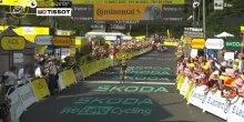 Tour de France, Simon Yates taglia il traguardo in salita e alza le braccia al cielo