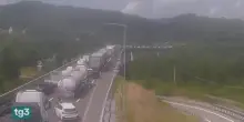 Drammatico scontro tra un'auto e un tir in autostrada, 3 morti e 2 feriti gravi