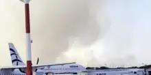 Grecia, il fumo dell'incendio lambisce l'aeroporto di Atene mentre le fiamme si diffondono