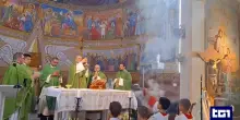 Chiesa Sacra Famiglia a Gaza, Pizzaballa celebra la messa domenicale: "Non siete dimenticati"