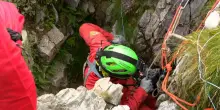 Speleologo ferito a Ormea, i tecnici del Soccorso alpino in azione: lo raggiungono e lo stabilizzano