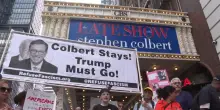 New York in piazza per Stephen Colbert: "Tenetelo, Trump deve andarsene!"