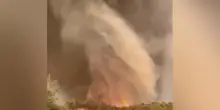 Turchia. Vortice di fuoco si forma durante un incendio: i pompieri tentano di spegnere il 'firenado'