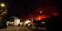 Incendi nel trapanese, il fronte di fuoco verso San Vito Lo Capo: il video notturno