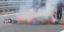 Proteste dei No Tav: occupata l'autostrada, fiamme al cantiere