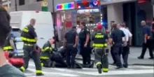Polizia esegue rianimazione cardiopolmonare su vittima della sparatoria a New York