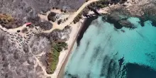 Incendio a Villasimius, il drone in volo sull’area devastata dalle fiamme intorno a Punta Molentis