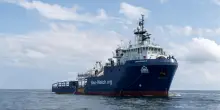La Sea Watch 5 salva 90 migranti in mare, attaccata dalle unit&agrave; libiche