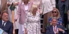 Un caloroso benvenuto al Centre Court per Sua Maestà la Regina al suo arrivo nel Royal Box