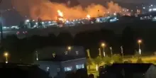 La colonna di fuoco vista dall'alto irradia il cielo notturno: attacchi di droni a Sochi