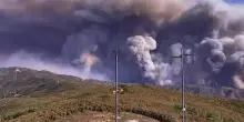 Incendio in California: il fumo del ‘Gifford Fire’ si diffonde sulle colline. Il video in timelaps