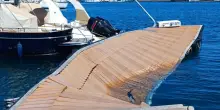 Superyacht urta due barche e si schianta sulla banchina: il video dell'impatto