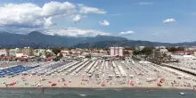 Italiani in vacanza: le immagini dal drone delle spiagge della Toscana