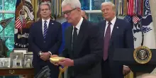 Tim Cook, Ceo di Apple, omaggia Trump con una statuetta con base in oro 24k. E scattano le polemiche