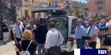 Folla per i funerali di Simona Cinà, un lungo applauso ha accolto bara in piazza