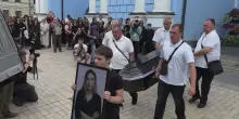 Funerale a Kiev per la giornalista ucraina morta in prigione in Russia