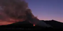 Incendio sul Vesuvio, si estende il fronte del fuoco attorno al vulcano: attivato tavolo permanente