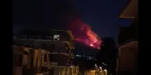 Vasto incendio sul Vesuvio persiste anche di notte, i video