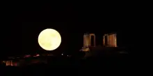 La luna dello storione sorge dietro il Tempio di Poseidone in Grecia: il video è spettacolare
