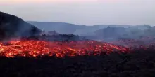 Etna, le suggestive immagini notturne della colata lavica