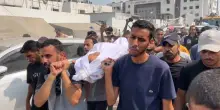 Le immagini del funerale dei giornalisti di Al Jazeera uccisi a Gaza dall'esercito israeliano