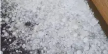 L'arrivo della grandine a Iglesias, in Sardegna: video dei chicchi che ricoprono il terreno