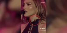 Un grillo minaccia l'esibizione di Jennifer Lopez, il video