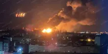 Attacco di droni sulla città russa di Volgograd, in fiamme una raffineria