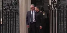 Downing Street, l'abbraccio tra il premier britannico Starmer e il leader ucraino Zelensky