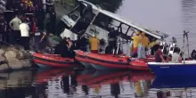 Un autobus precipita in un fiume ad Algeri, almeno 18 morti