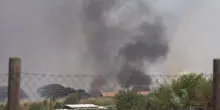 Incendio in un rimessaggio a Fiumicino: l'intervento degli elicotteri