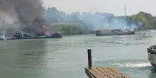 Rimessaggio di barche a fuoco a Fiumicino