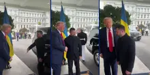 Zelensky si presenta in completo nero, camicia nera ma senza cravatta, Trump apprezza