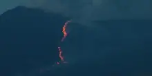 Etna in attività, la colata vista da lontano