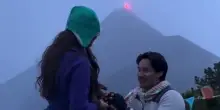 Guatemala, proposta di matrimonio con vulcano in eruzione