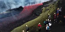 A un passo dal fiume di lava: gli escursionisti raggiungono la frattura eruttiva dell'Etna