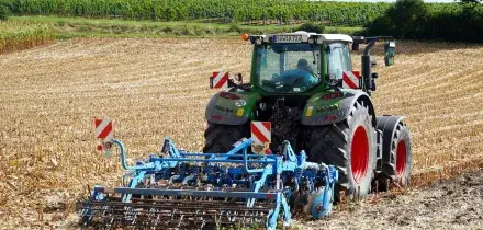 Schiacciata dal trattore guidato dallo zio, muore ragazza di 22 anni