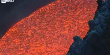 Etna, un fiume di lava: le immagini accanto alla colata