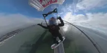 Skysurf estremo a San Francisco: vola sul Bay Bridge per "cavalcare" i cavi di sospensione del ponte
