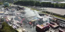 Incendio al porto di Amburgo, terzo giorno di lavoro per i pompieri