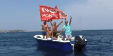 Ponte sullo Stretto, protesta in barca a Villa San Giovanni: "Il ponte non lo vogliamo"