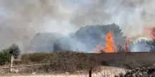 Incendio in Salento vicino ad alcune case a Spiaggiabella. Decine di persone evacuate