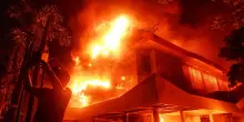 Indonesia, manifestanti incendiano edificio governativo: 3 morti