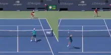 Tiro balistico di Sinner e pallonetto imprendibile: Shapovalov perde l'equilibrio