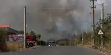 Discarica abusiva a fuoco nel catanese, famiglie evacuate
